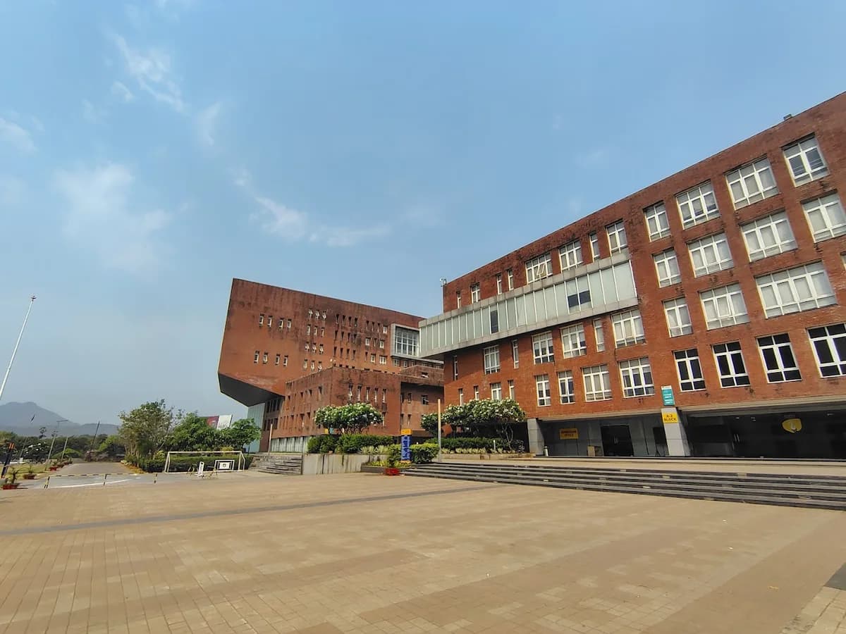 AMITY UNIVERSITY MUMBAI